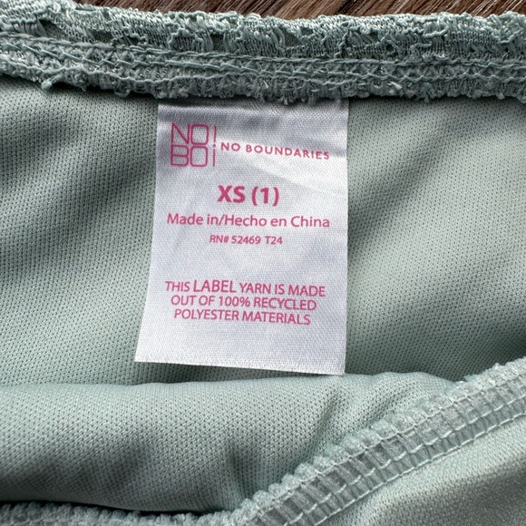 𝐍𝐨 𝐁𝐨𝐮𝐧𝐝𝐚𝐫𝐢𝐞𝐬 𝐋𝐚𝐜𝐞 𝐓𝐚𝐧𝐤𝐭𝐨𝐩 - Picture 3 of 5